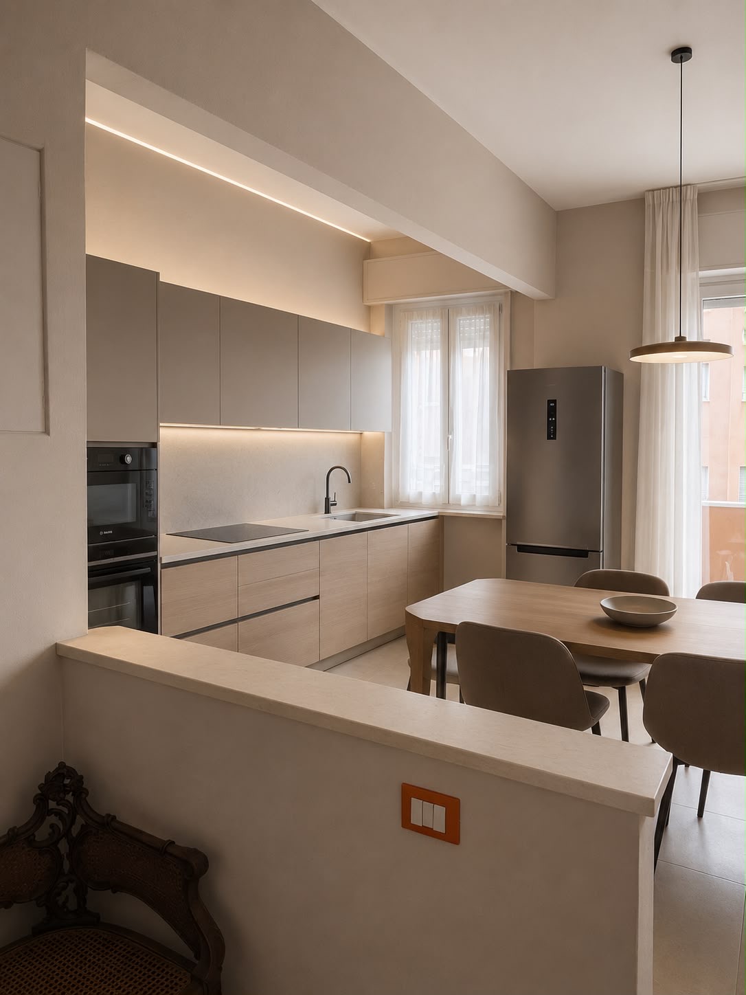 Interno — cucina lineare con sala da pranzo